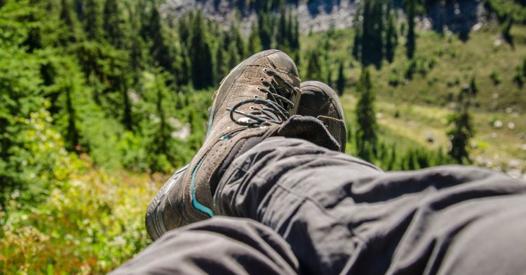 Il y a un meilleur moment de la journée pour essayer des chaussures de randonnée (et 9 autres conseils pour acheter des bottes)