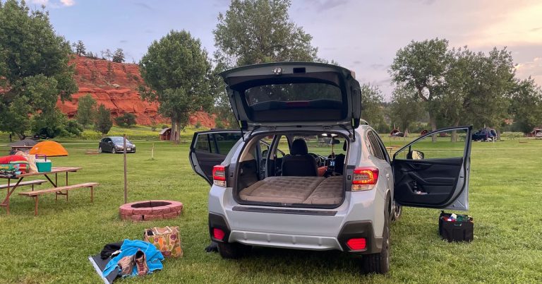 Je déteste dormir dans une tente. J'ai donc transformé ma voiture en une oasis de camping confortable.